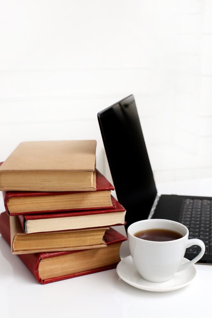 Citações notebook, livros e café